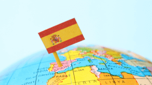 bandera de España s pinchada sobre un mapa de España.